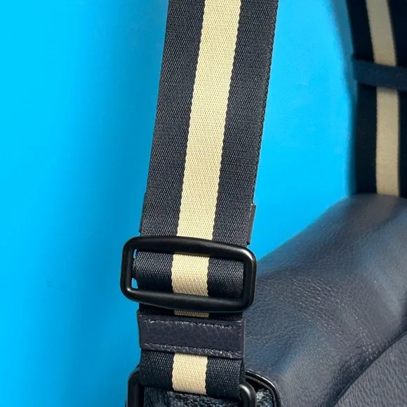 Coach Charles Blue Floral Hawaiian Messenger Bag Approx. 13 x11x3 F59301 - Picture 8 of 17